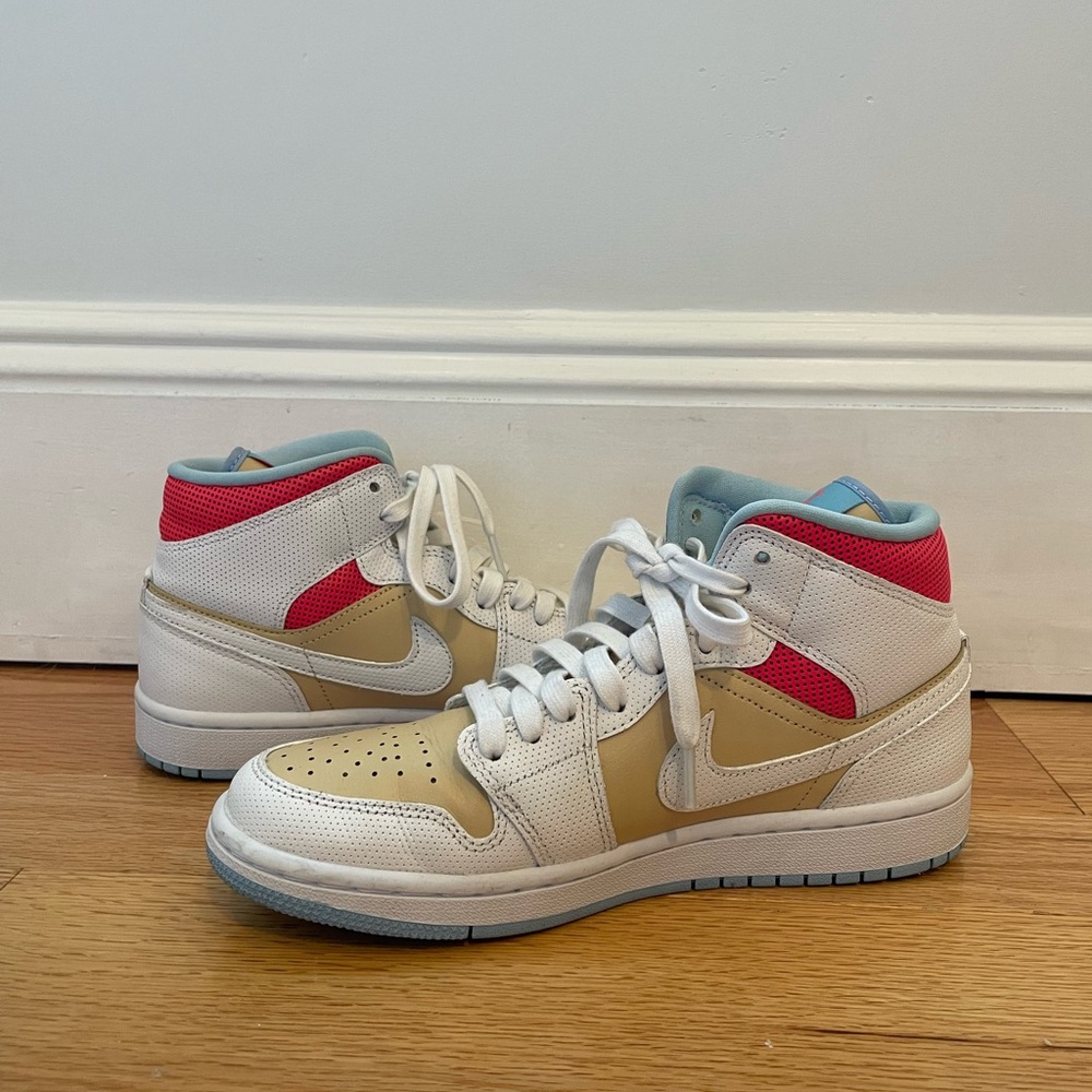 Jordan 1 Mid SE
Sesame (Women's) size 8